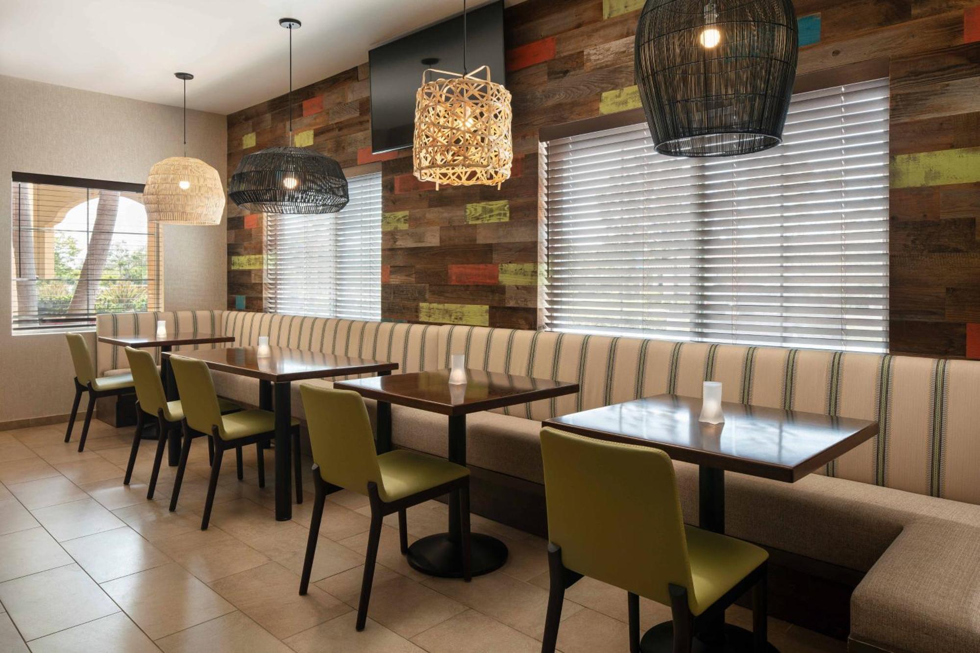 Courtyard By Marriott Santa Barbara Goleta Hotell Exteriör bild